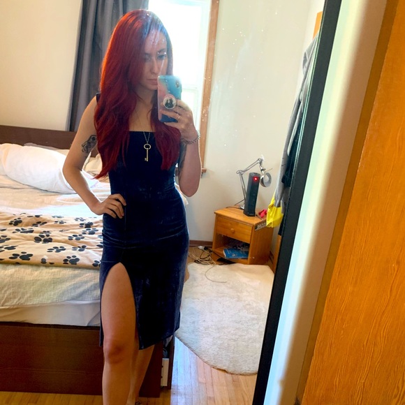 Blue velvet soft dress from Reformation. - Picture 4 of 7